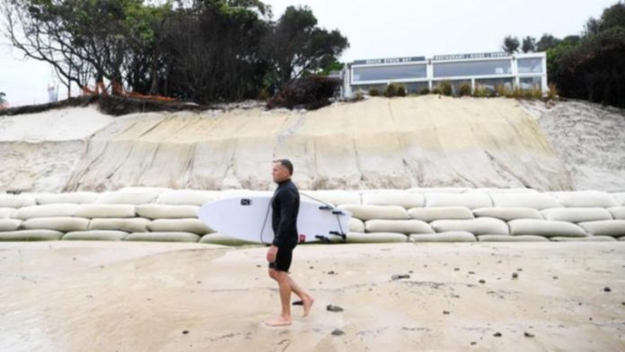 Byron Bay restaurant weathers storm waves - 7NEWS.com