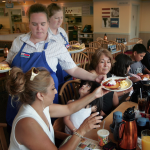 Over half of restaurant workers says guests have gotten more demanding during the pandemic – but tips have gotten worse, according to a new survey – Business Insider Australia