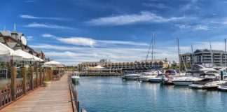 Elderly man, 76, attacked by stranger outside Mandurah restaurant as horrified diners watch – 7NEWS