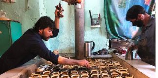 The Kabul restaurant preserving the teapot stew tradition – BBC